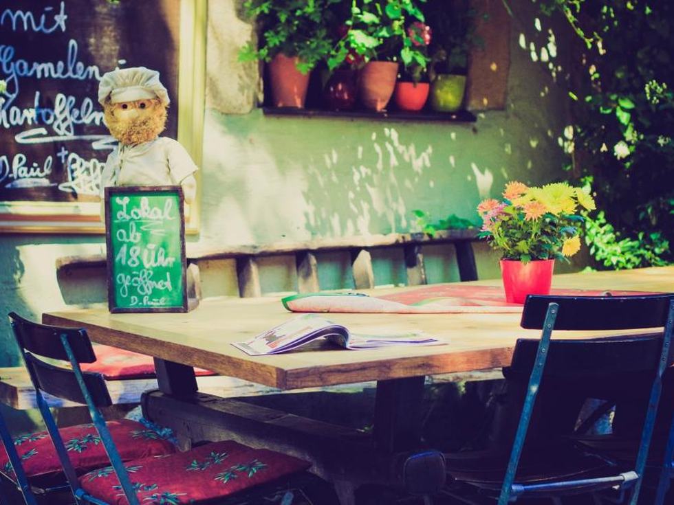 Café mit handgeschriebener Tafel an der Wand